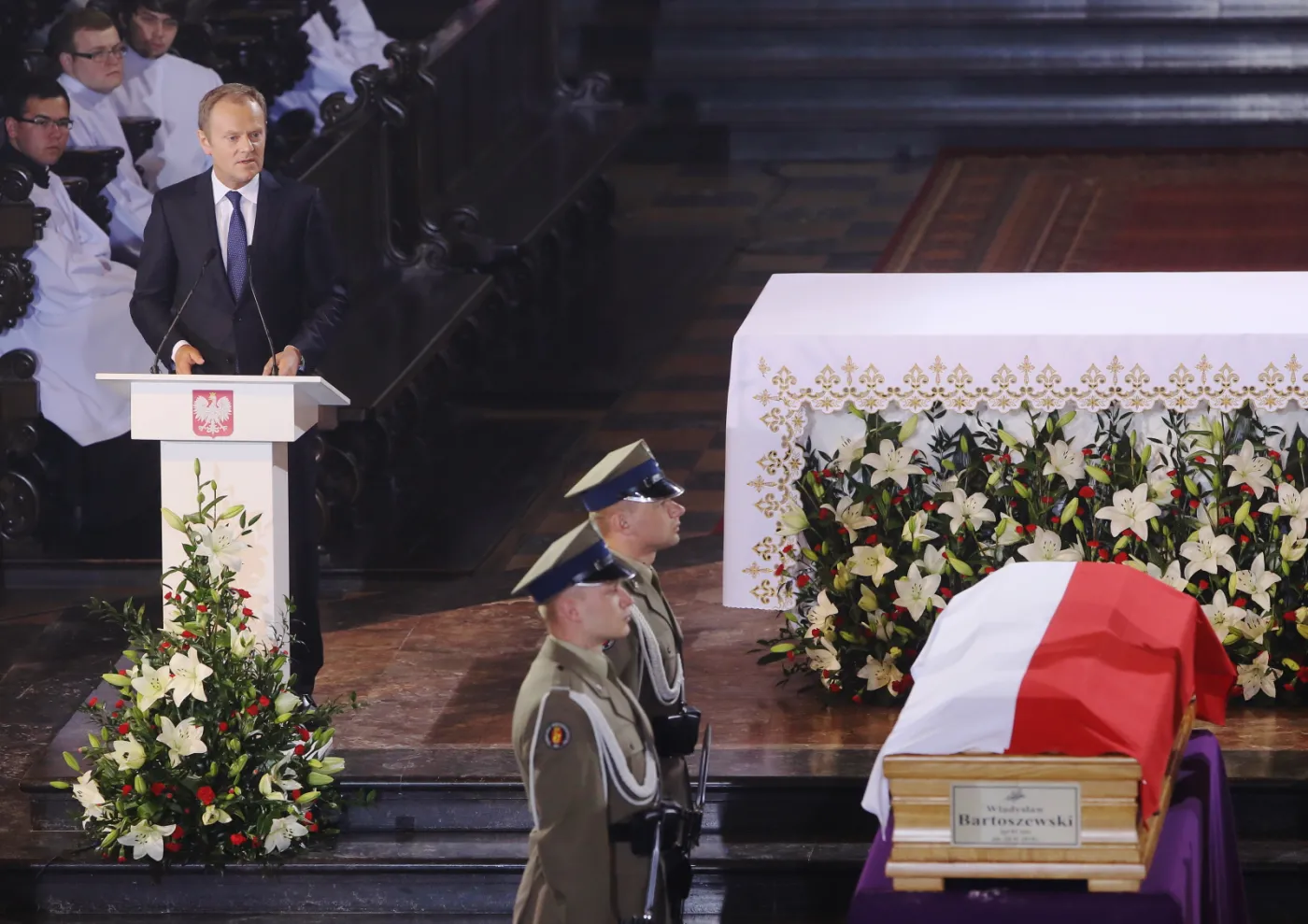 Tusk na pogrzebie Bartoszewskiego: Żegnamy człowieka wielkiego, wartego spiżu i marmuru