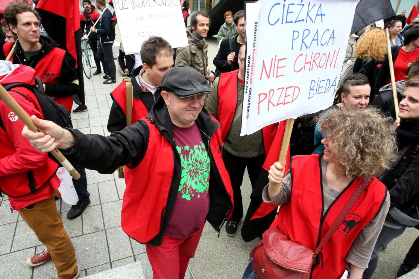 Prekariusze manifestują w Warszawie. Nie chcą wyzysku pracowników i niepewności zatrudnienia