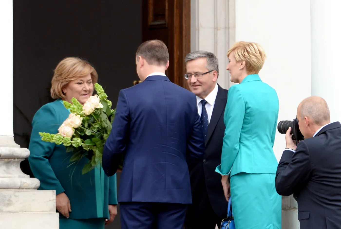 Duda z żoną w Belwederze u Komorowskich: Przyszli pieszo, prezydent-elekt z bukietem kwiatów