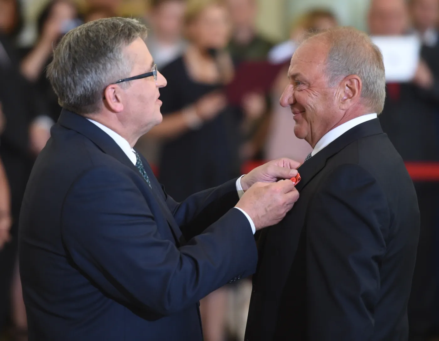 Ordery od Komorowskiego dla swoich: "To warszawka, salon, który go popierał"