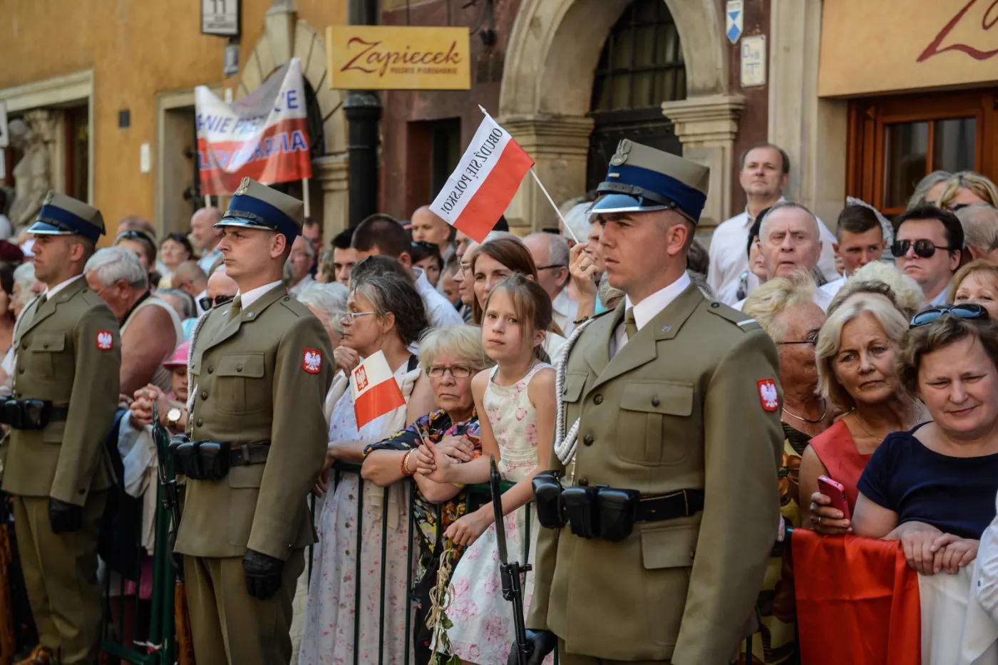 2267596-warszawiacy-na-trasie-przejscia.jpg
