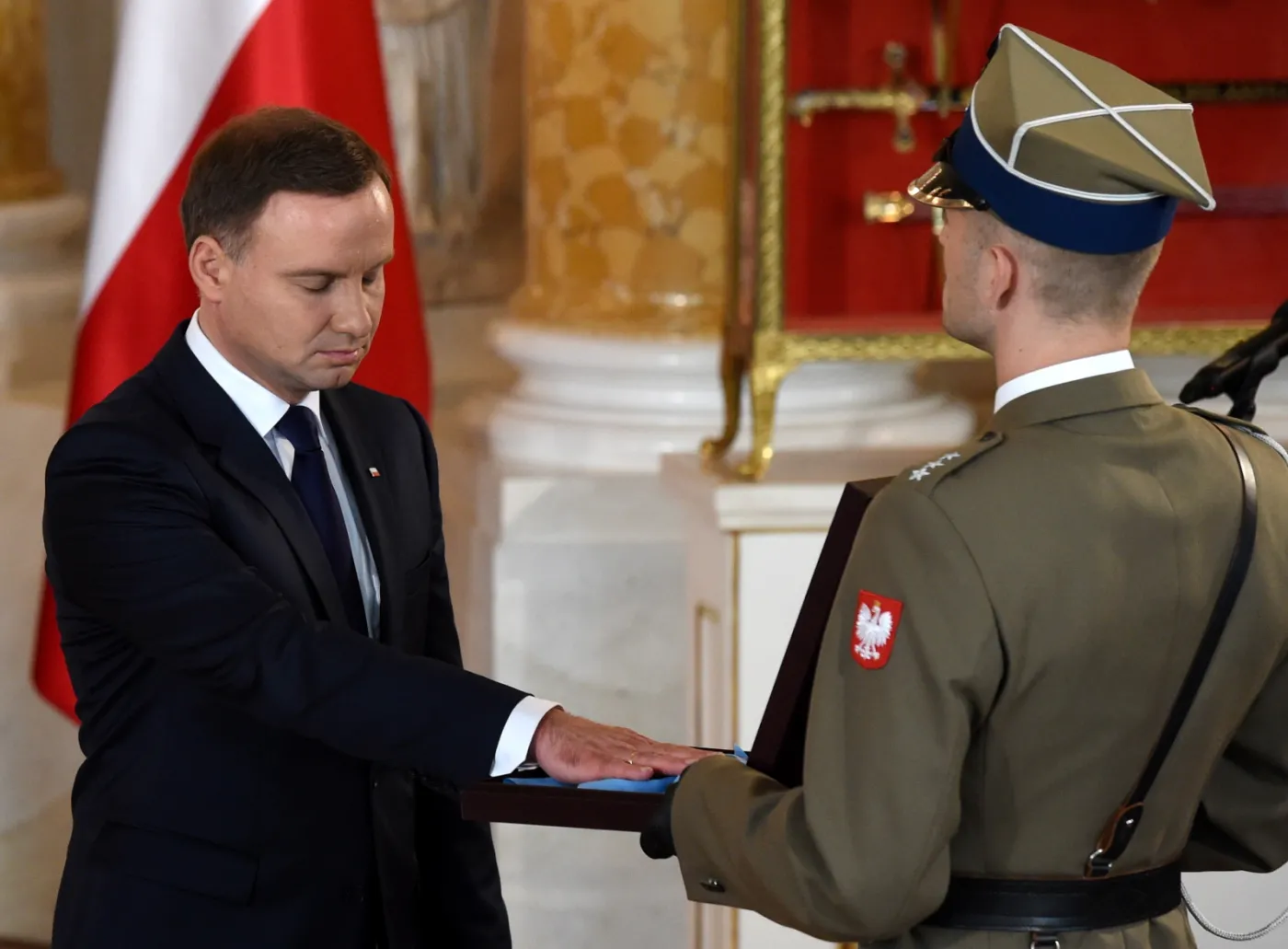 Prezydent Andrzej Duda podczas uroczystości. Na Zamku Królewskim odbyła się uroczystość przekazania nowo zaprzysiężonemu prezydentowi Andrzejowi Dudzie odznak Orderu Odrodzenia Polski i Orderu Orła Białego. 