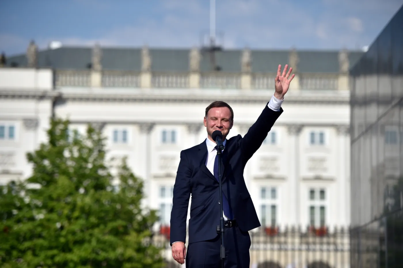 Duda w przemówieniu przed Pałacem: W Polsce nie da się obniżyć wieku emerytalnego, bo się budżet zawali? To bzdury