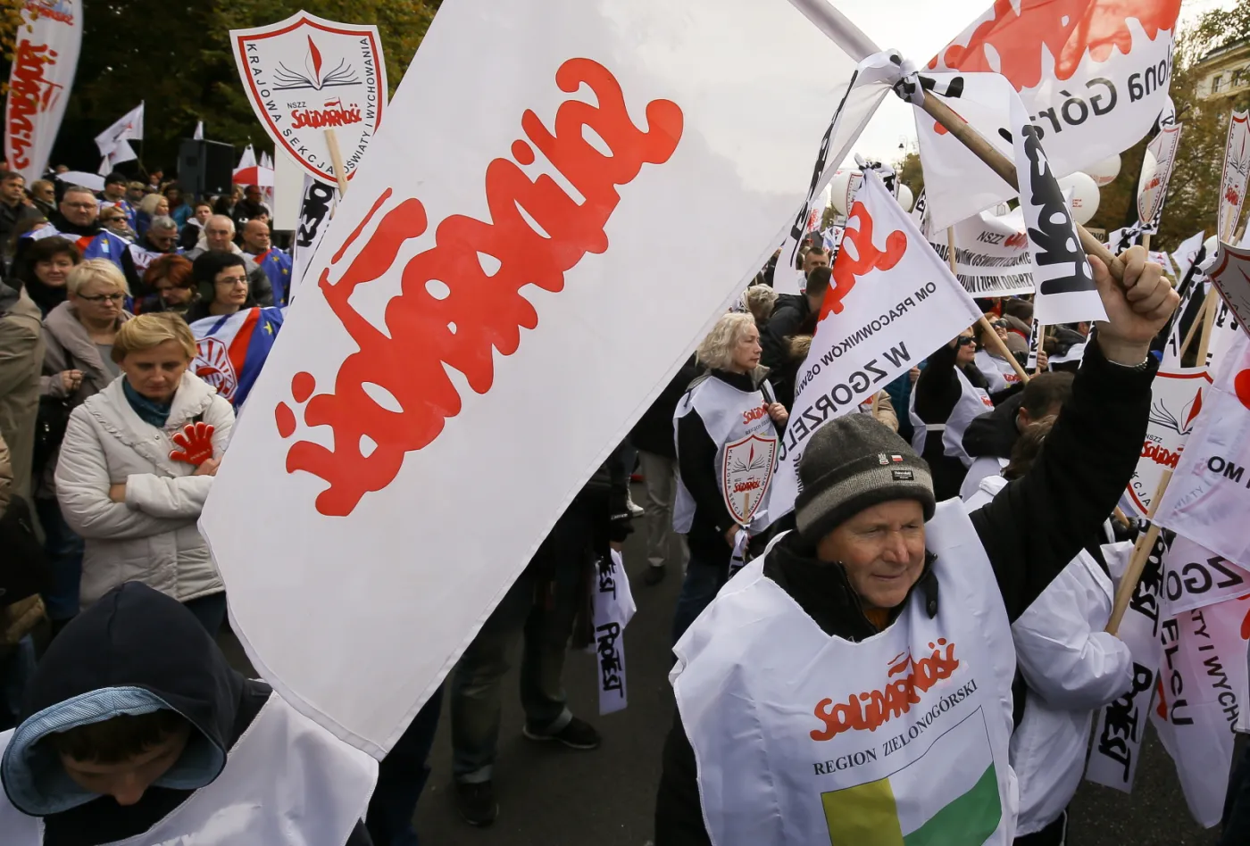 Tysiące nauczycieli pod kancelarią premiera: Żądają podwyżek. Nie dopuścili Kluzik-Rostkowskiej do głosu