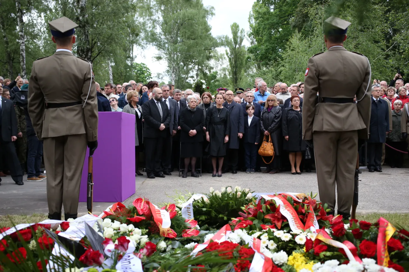 Aleksander Kwaśniewski wygłosił mowę nad grobem gen. Jaruzelskiego PAP/Leszek Szymański 