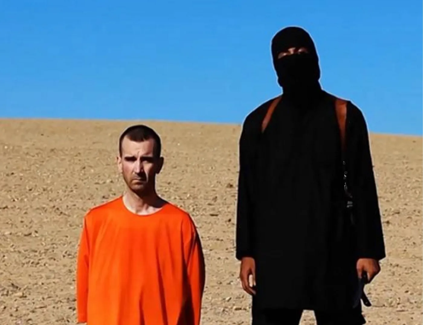 Kadr z filmu z egzekucji Davida Hainesa przez bojowników Państwa Islamskiego,  PAP/EPA
