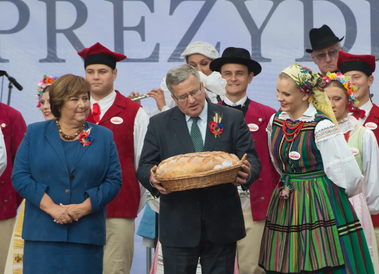 Prezydent Bronisław Komorowski z małżonką w trakcie Dożynek Prezydenckich w Spale. Fot. PAP/Grzegorz Michałowski 