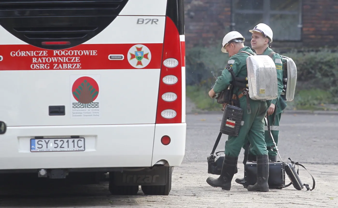 Ratownicy górniczy przygotowują się do akcji, 7 bm. przed Kopalnią Węgla Kamiennego "Mysłowice-Wesoła".  PAP/Andrzej Grygiel