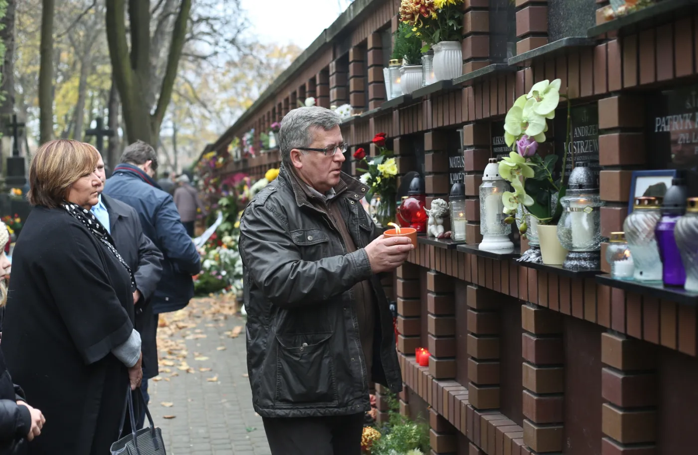 Prezydent Bronisław Komorowski (2L) z małżonką Anną (L) na Cmentarzu Powązkowskim w Warszawie, w dniu Wszystkich Świętych,  PAP/Rafał Guz