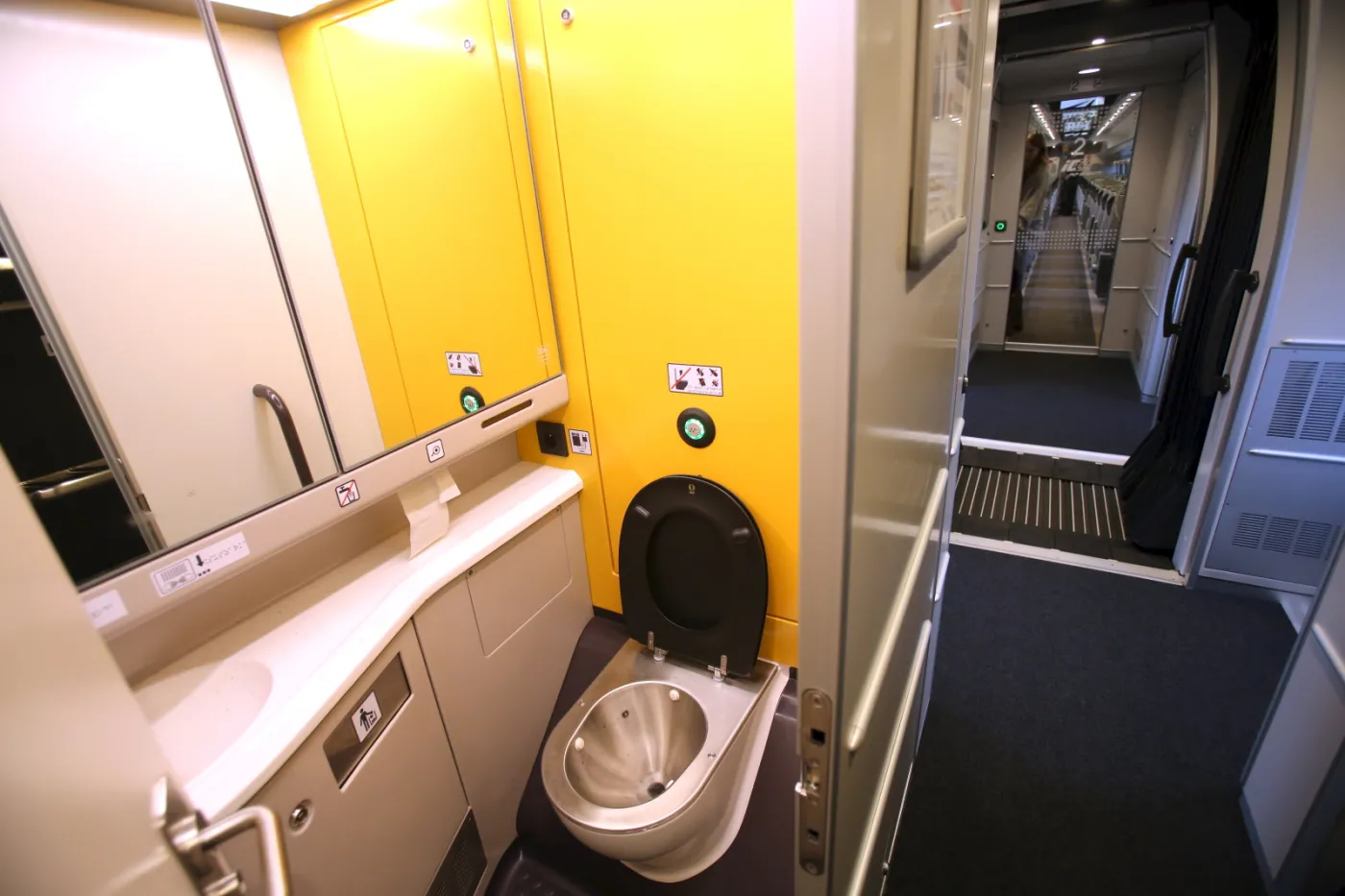 2014038-toaleta-w-pociagu-pendolino-ktory.jpg