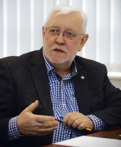 Stępień: Nie wolno niszczyć służby cywilnej. Lepiej zmienić żonę niż administrację