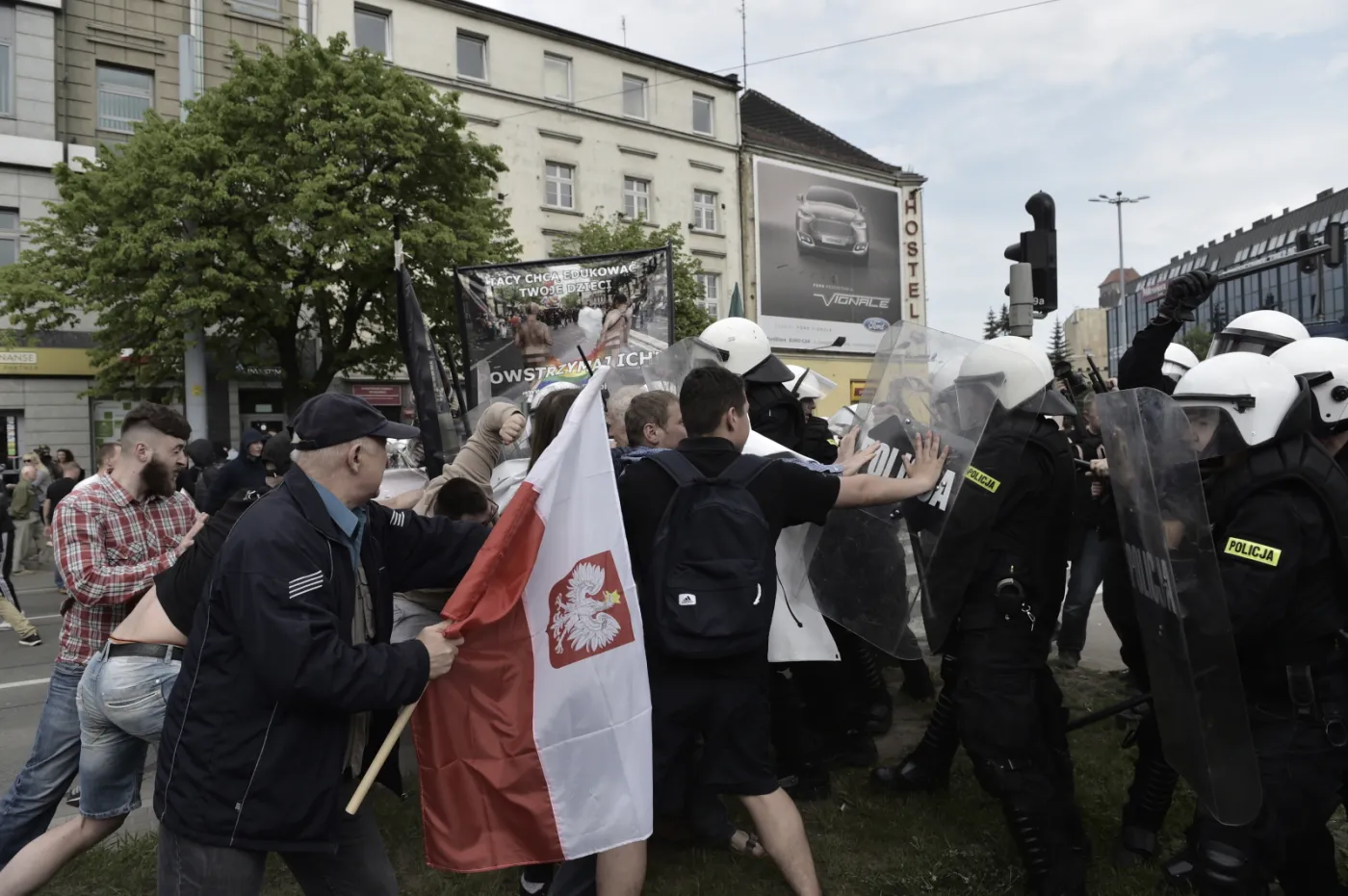 Przeciwnicy Trójmiejskiego Marszu Równości podczas starć z policją,  PAP/Adam Warżawa 
