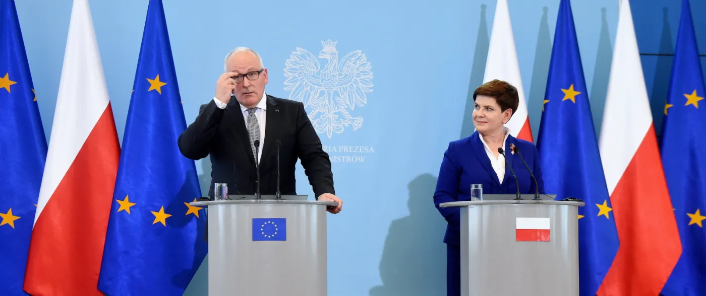 Komisja Europejska poucza Polskę w sprawie TK. Robi to bezprawnie?