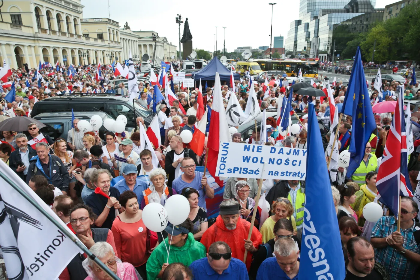 2568294-uczestnicy-marszu-kod-w-warszawie.jpg
