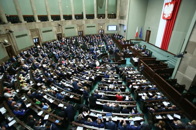 Sejm głosuje ustawę PiS o TK. Kopacz do Kuchcińskiego: Co się panu porobiło, chłopie