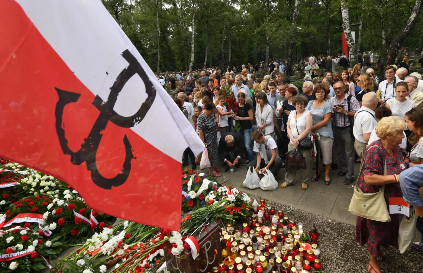 Przedstawiciele władz, kombatanci i warszawiacy oddali hołd uczestnikom powstania warszawskiego przed pomnikiem Gloria Victis na Wojskowych Powązkach