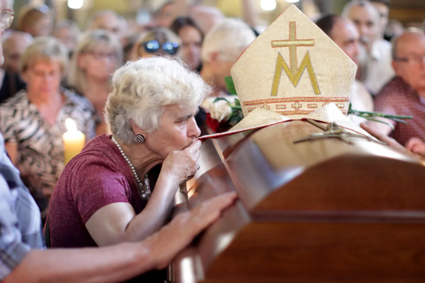 Ludzie zgromadzeni przy trumnie z ciałem kard. Franciszka Macharskiego, PAP/Stanisław Rozpędzik 