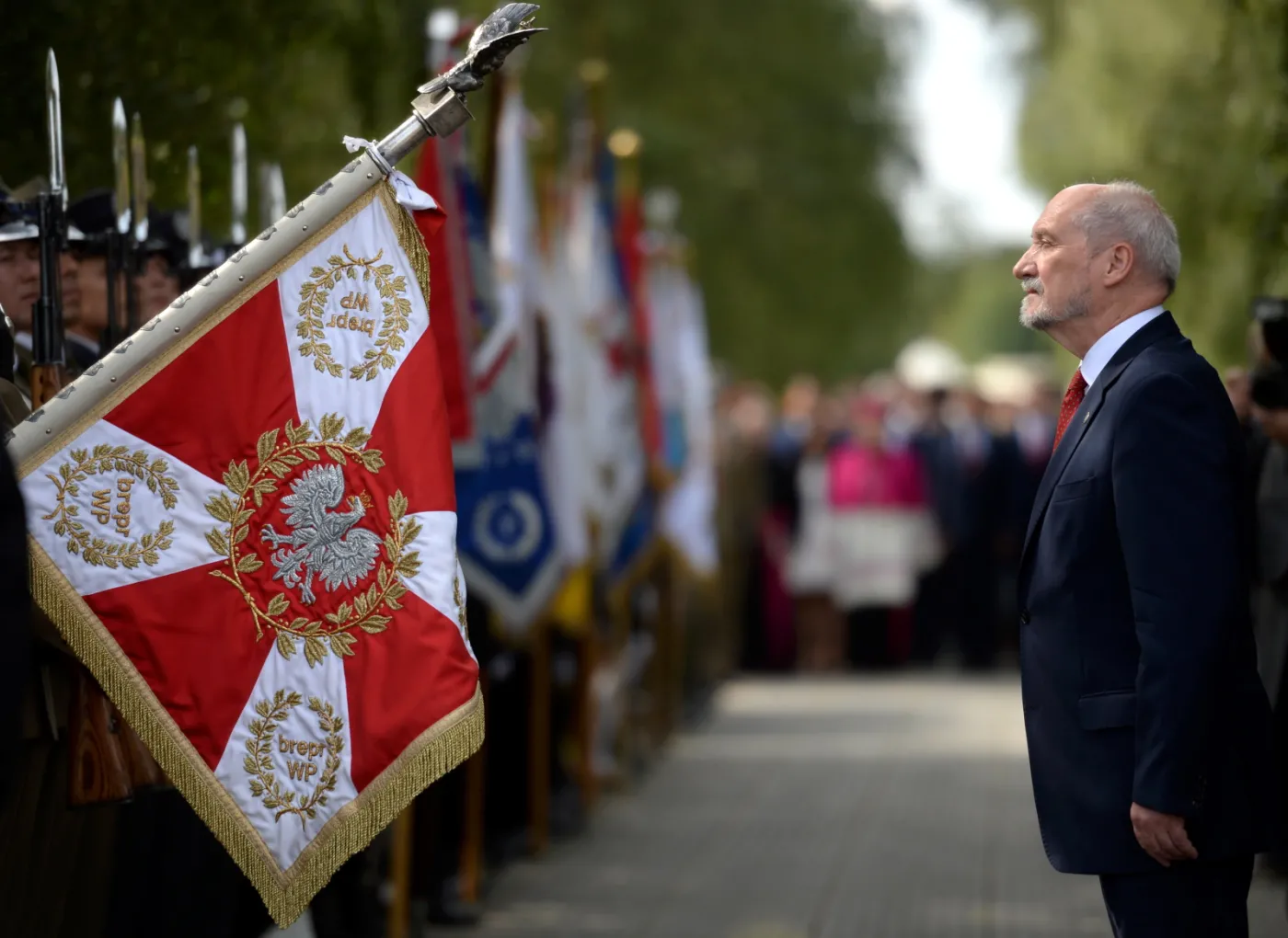 Macierewicz odsłonił w Ossowie popiersia ofiar katastrofy smoleńskiej