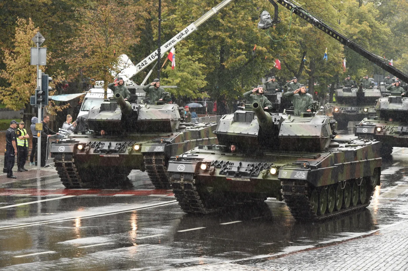 Ponad 1,5 tys. żołnierzy, samoloty, śmigłowce i pojazdy opancerzone. Wielka defilada w Warszawie