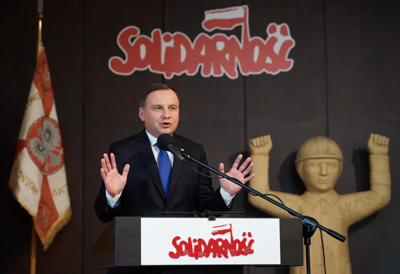 Prezydent Andrzej Duda przemawia w historycznej sali BHP Stoczni Gdańskiej 