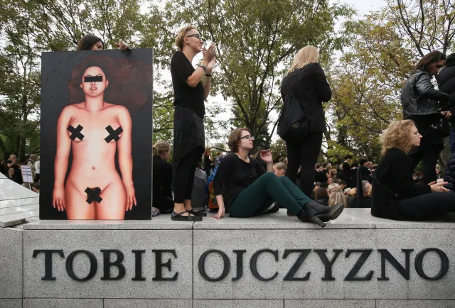 Czarny protest na zdjęciach: Musimy zatrzymać prawicowych fanatyków