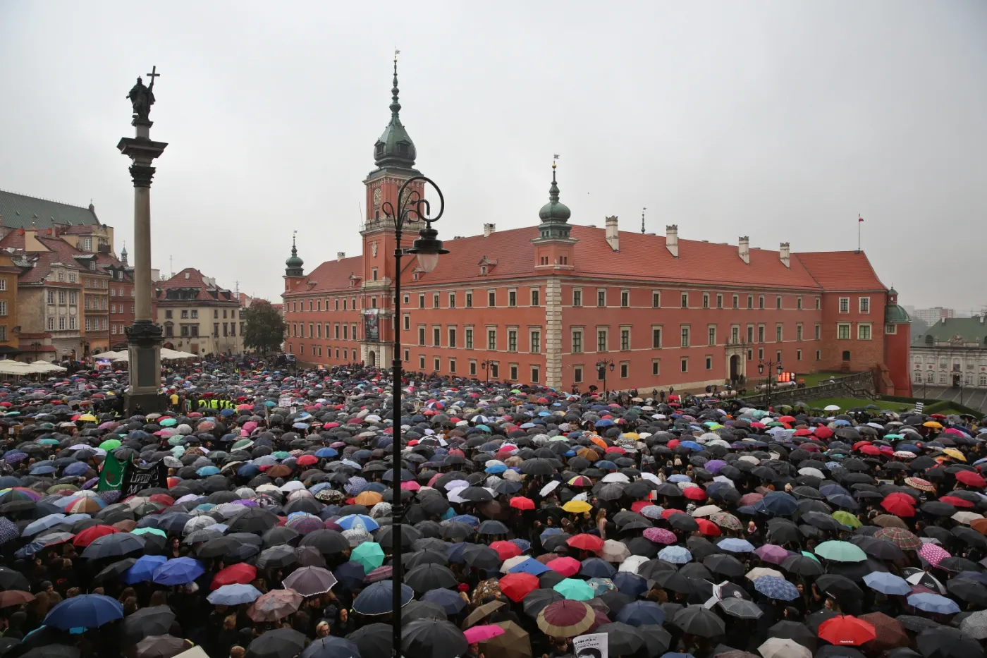 2681990-czarny-poniedzialek-w-warszawie.jpg