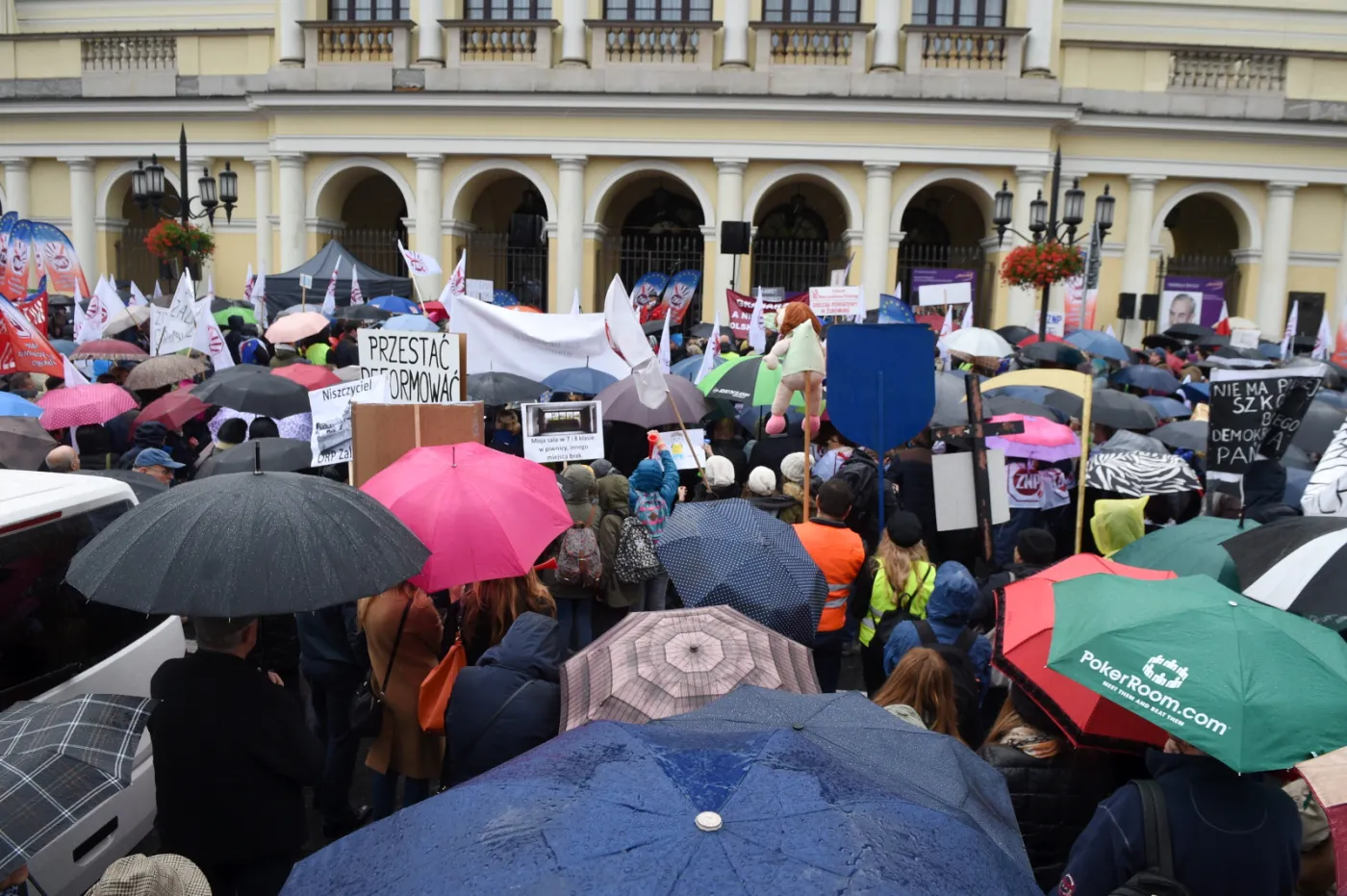 Warszawa: Uczestnicy manifestacji ZNP złożyli petycję w urzędzie wojewódzkim