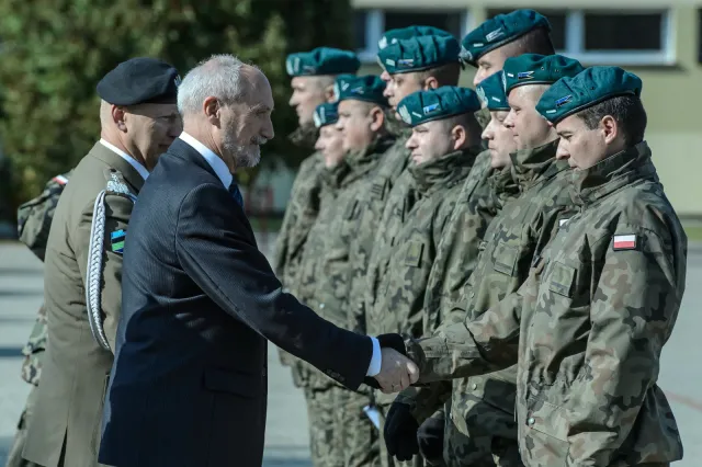 Macierewicz: Armia pilnie potrzebuje helikopterów wielozadaniowych