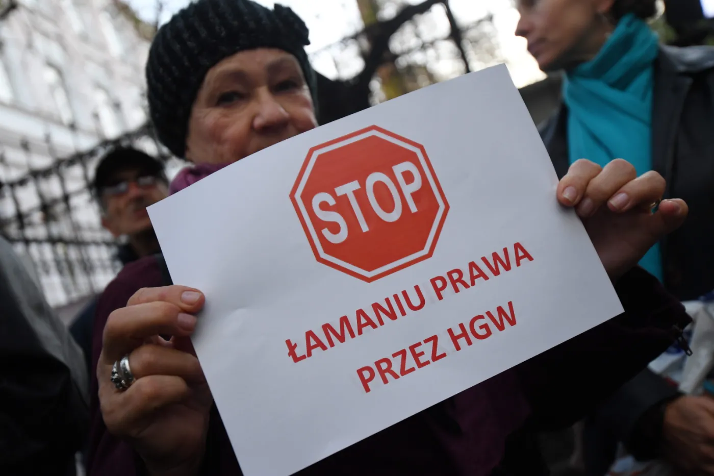 Organizacje lokatorskie i radni protestowali przeciwko dzikiej reprywatyzacji w Warszawie