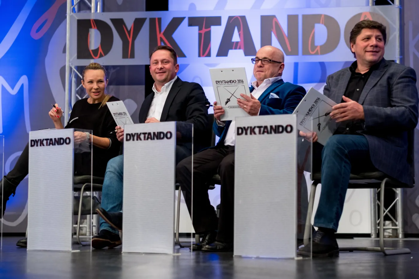 Ogólnopolskie Dyktando 2016: Jak świecę z maksirzodkwi i kieliszek courvoisiera napisali Guzik i Kurczok?