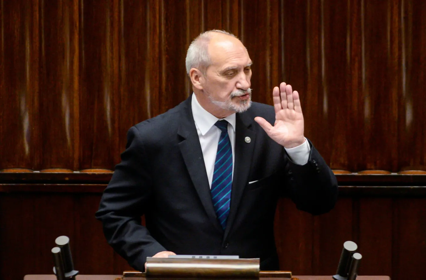 Szef MON: Misiewicz nadal jest zawieszony w funkcjach, które pełnił ale z ministerstwa nikt go nie zwolnił