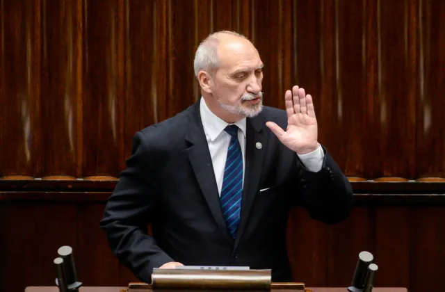Szef MON: Misiewicz nadal jest zawieszony w funkcjach, które pełnił ale z ministerstwa nikt go nie zwolnił