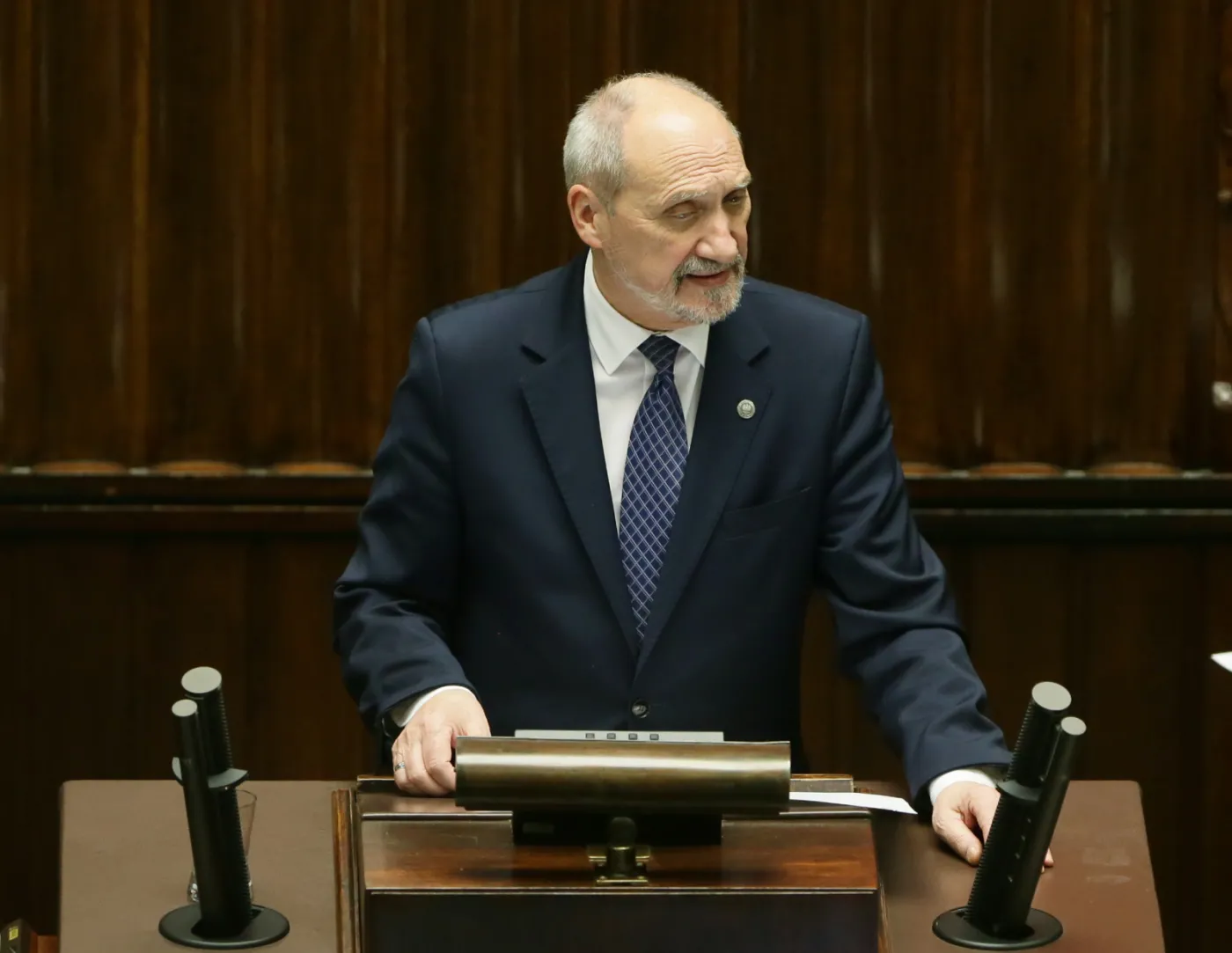 "Nieobliczalny polityk, do tego z własną armią". Opozycja krytykuje projekt ws. obrony terytorialnej