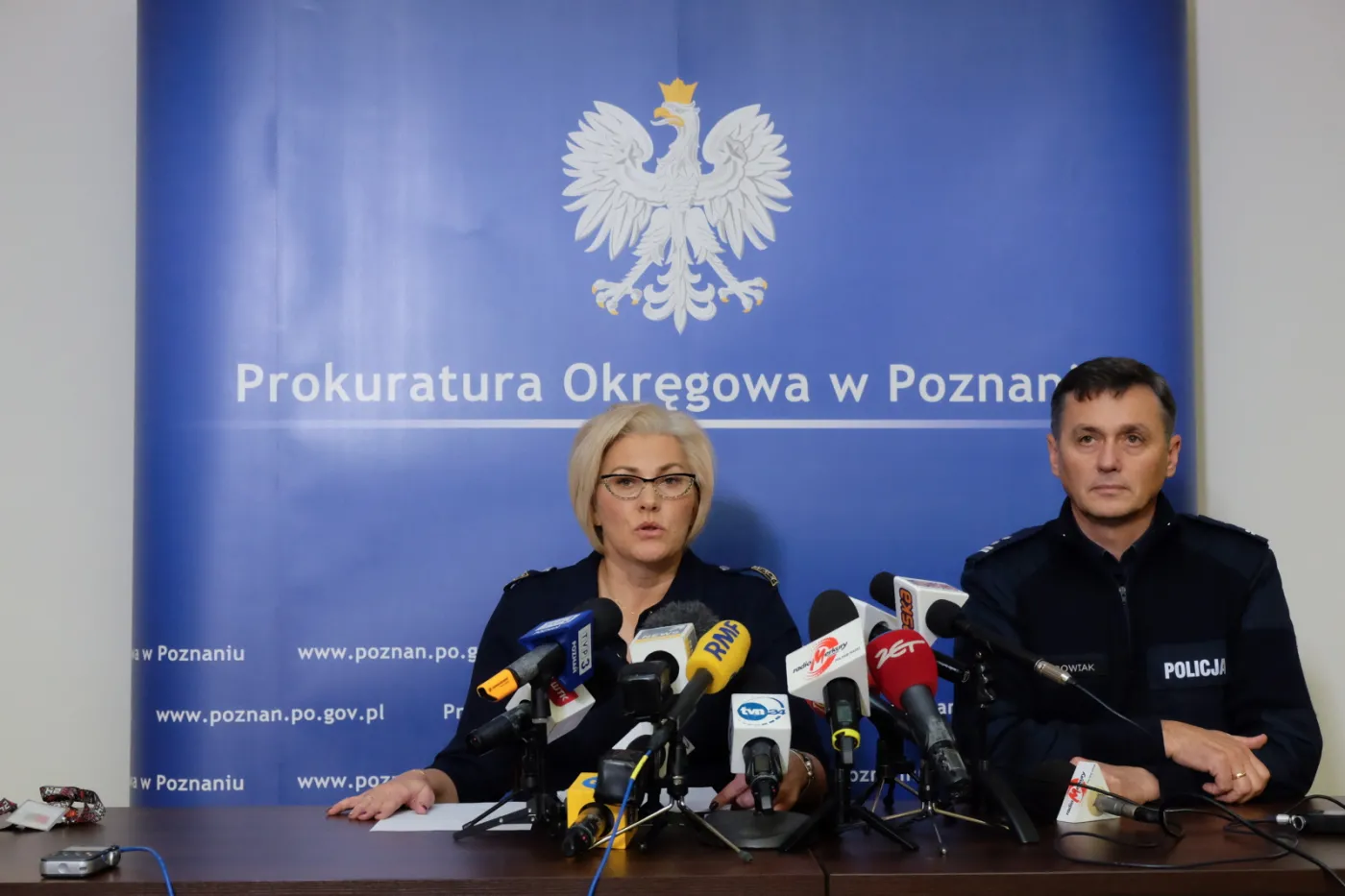 Rzeczniczka Prokuratury Okręgowej w Poznaniu prok. Magdalena Mazur-Prus i rzecznik Komendy Wojewódzkiej Policji w Poznaniu Andrzej Borowiak 
