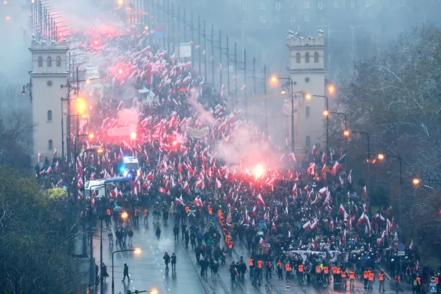 MSWiA: 75 tysięcy osób na Marszu Niepodległości. 10 tysięcy na marszu KOD