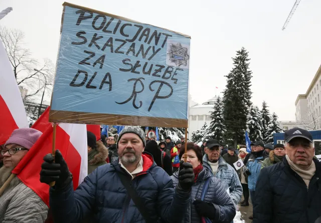 Kilkaset osób protestowało przed Sejmem przeciw "ustawie dezubekizacyjnej"