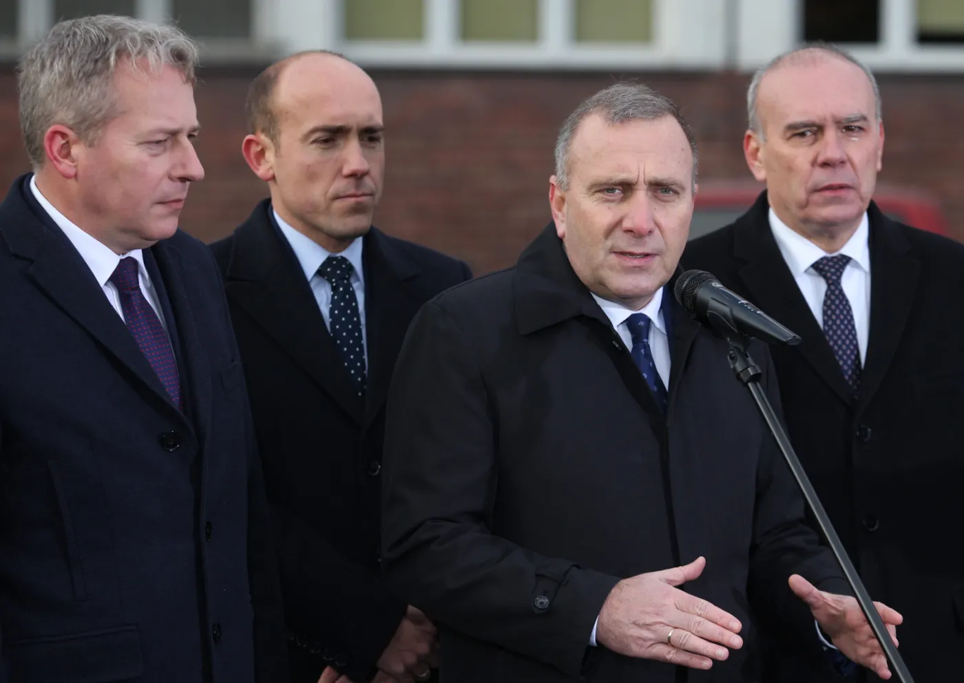 Politycy PO podczas konferencji prasowej PO przed KWK Makoszowy w Zabrzu, podsumowującej rok rządów PiS w górnictwie oraz sytuację na Śląsku.