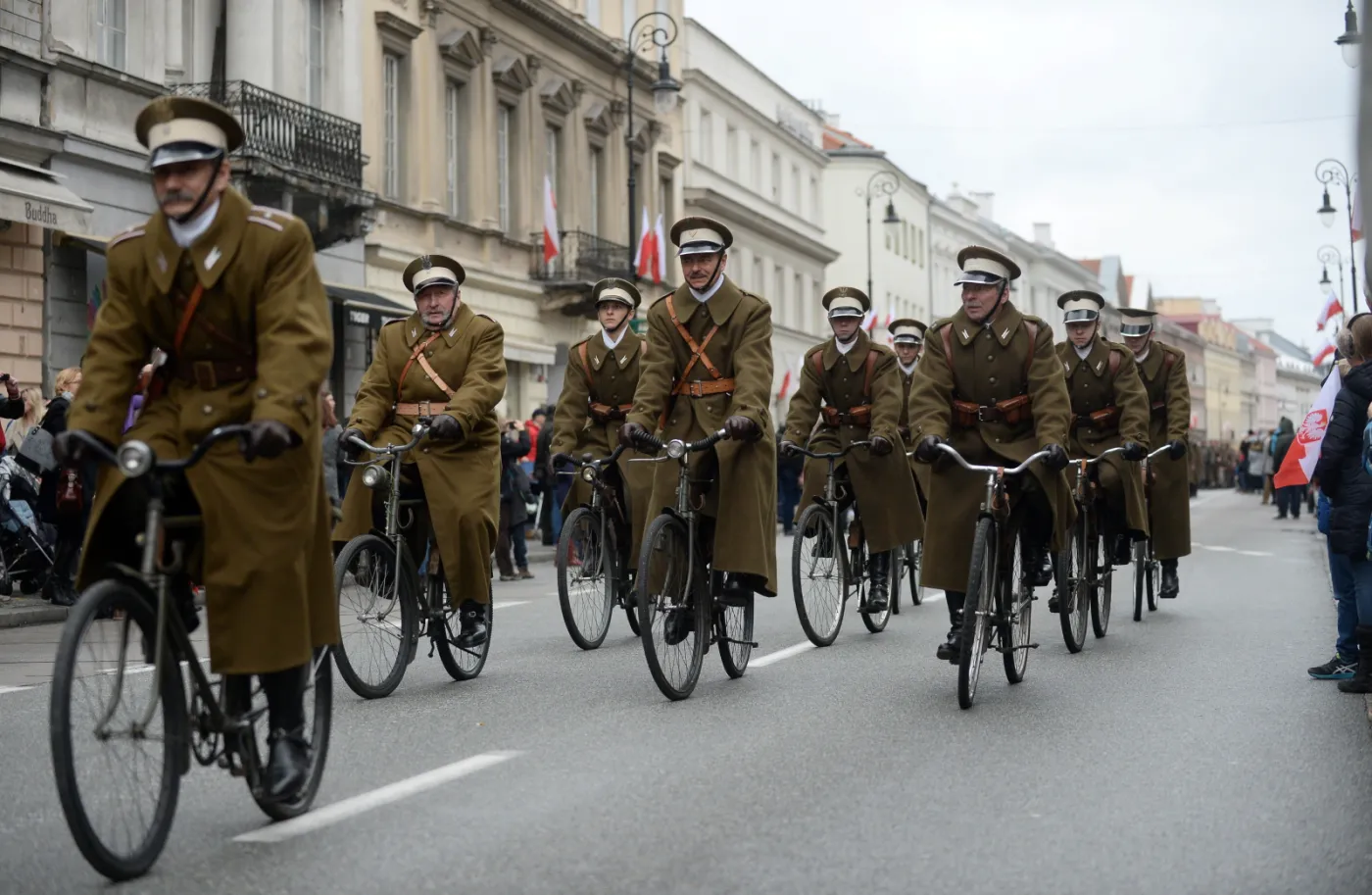 2370552-uczestnicy-defilady-historycznej.jpg