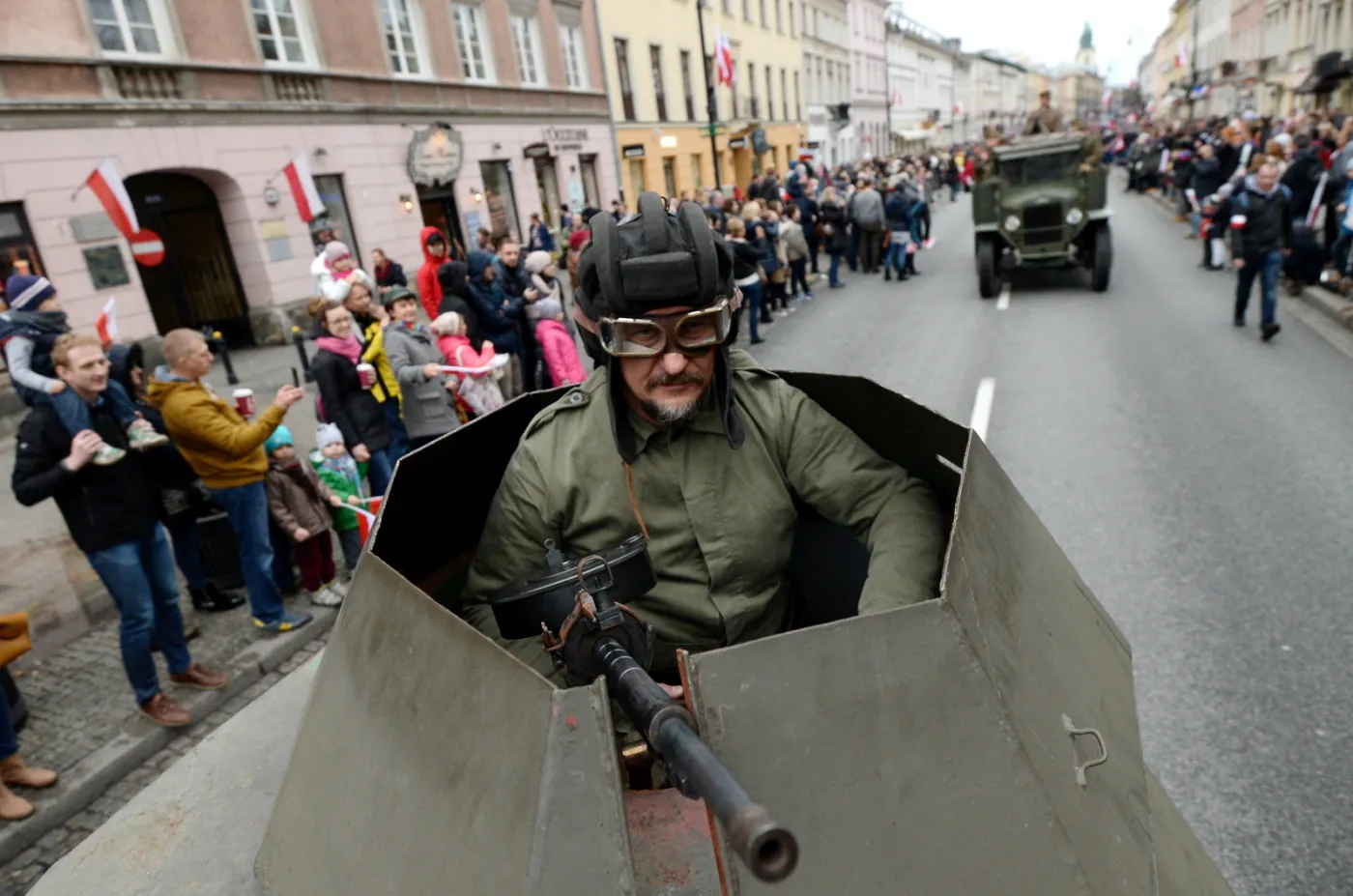 2370568-uczestnicy-defilady-historycznej.jpg