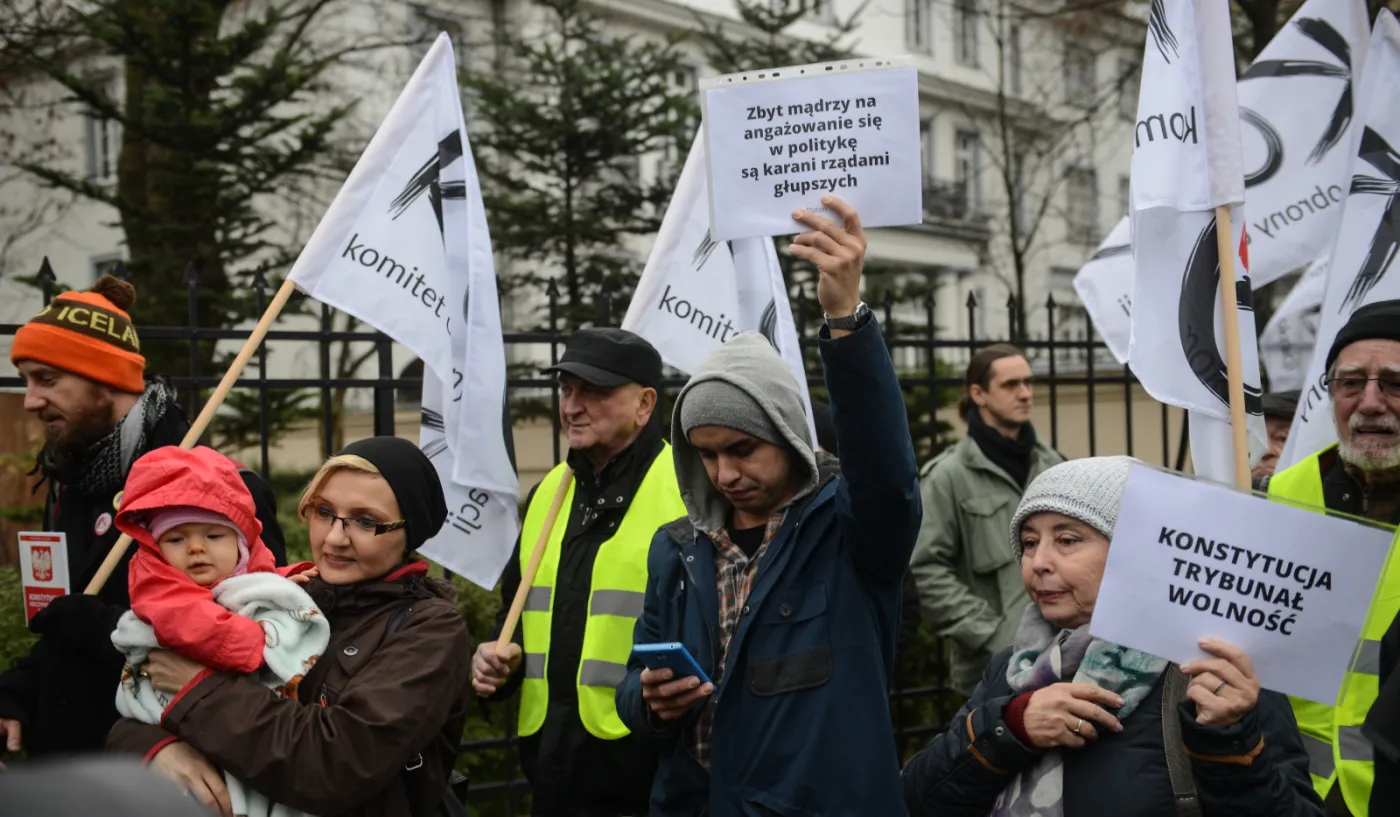 Manifestacje pod TK: Słychać hasła "precz z komuną" i hymn narodowy