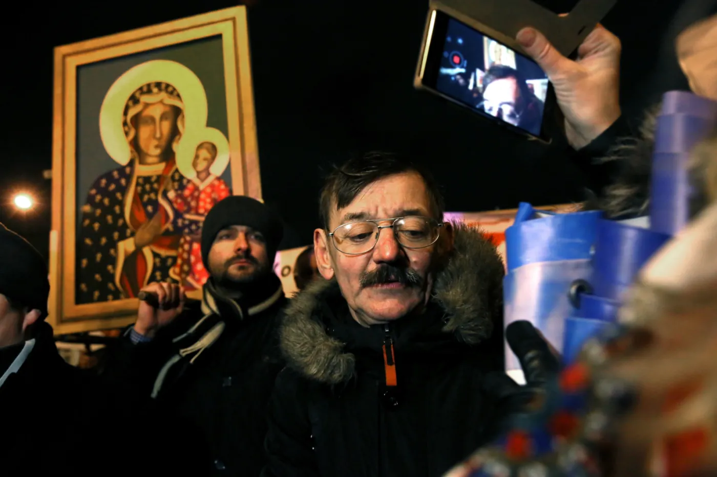 Krucjata Różańcowa manifestuje pod TVP: Odśpiewano "Rotę" i "My chcemy Boga"