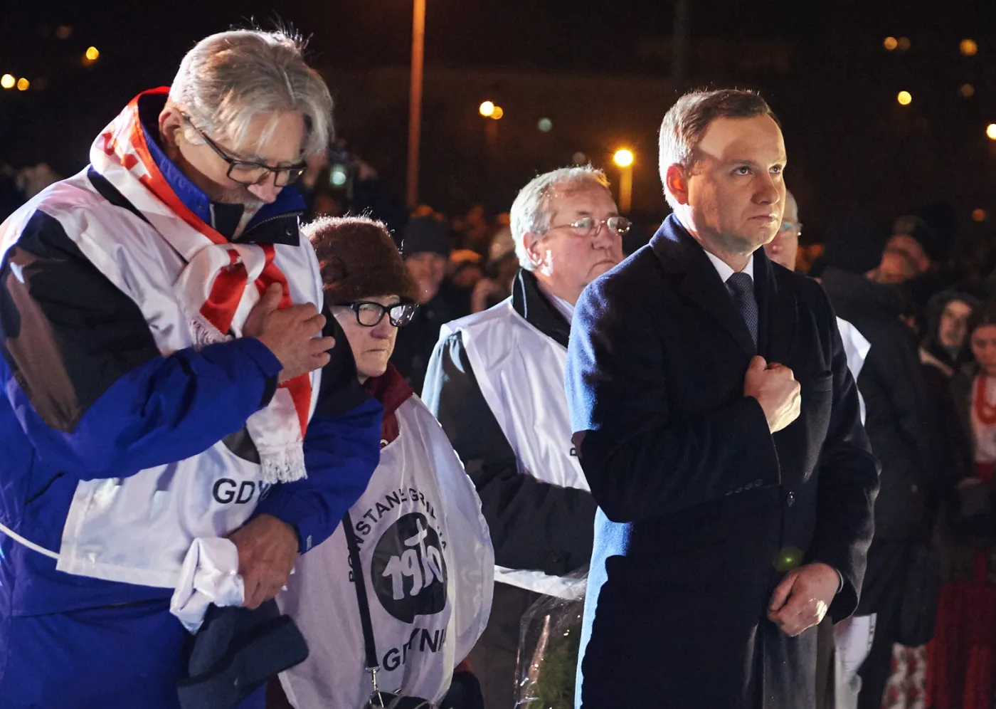 Prezydent RP Andrzej Duda (P) oraz uczestnicy wydarzeń Grudnia '70 składają kwiaty przed Pomnikiem Ofiar Grudnia 1970 w Gdyni,