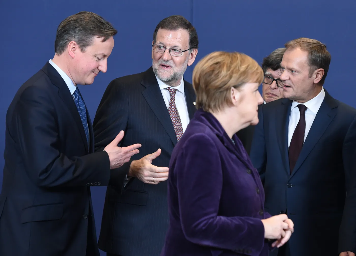 Przewodniczący Rady Europejskiej Donald Tusk (P), premier Hiszpanii Mariano Rajoy (2L), kanclerz Niemiec Angela Merkel (2P) i premier Wielkiej Brytanii David Cameron (L) podczas wspólnego zdjęcia z uczestnikami szczytu Unii 