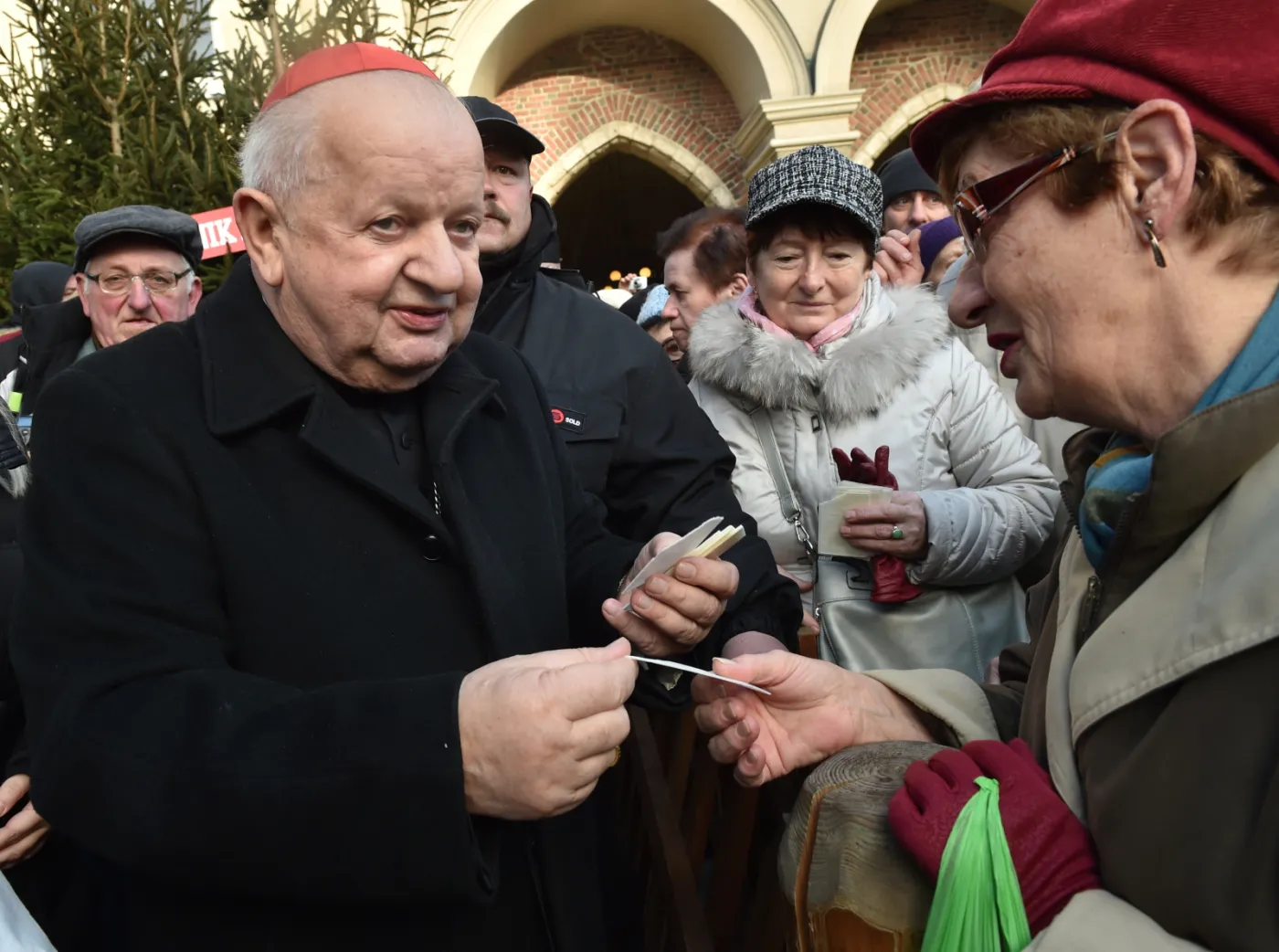 Kard. Dziwisz: Trudnych spraw nie rozwiązuje się na ulicy