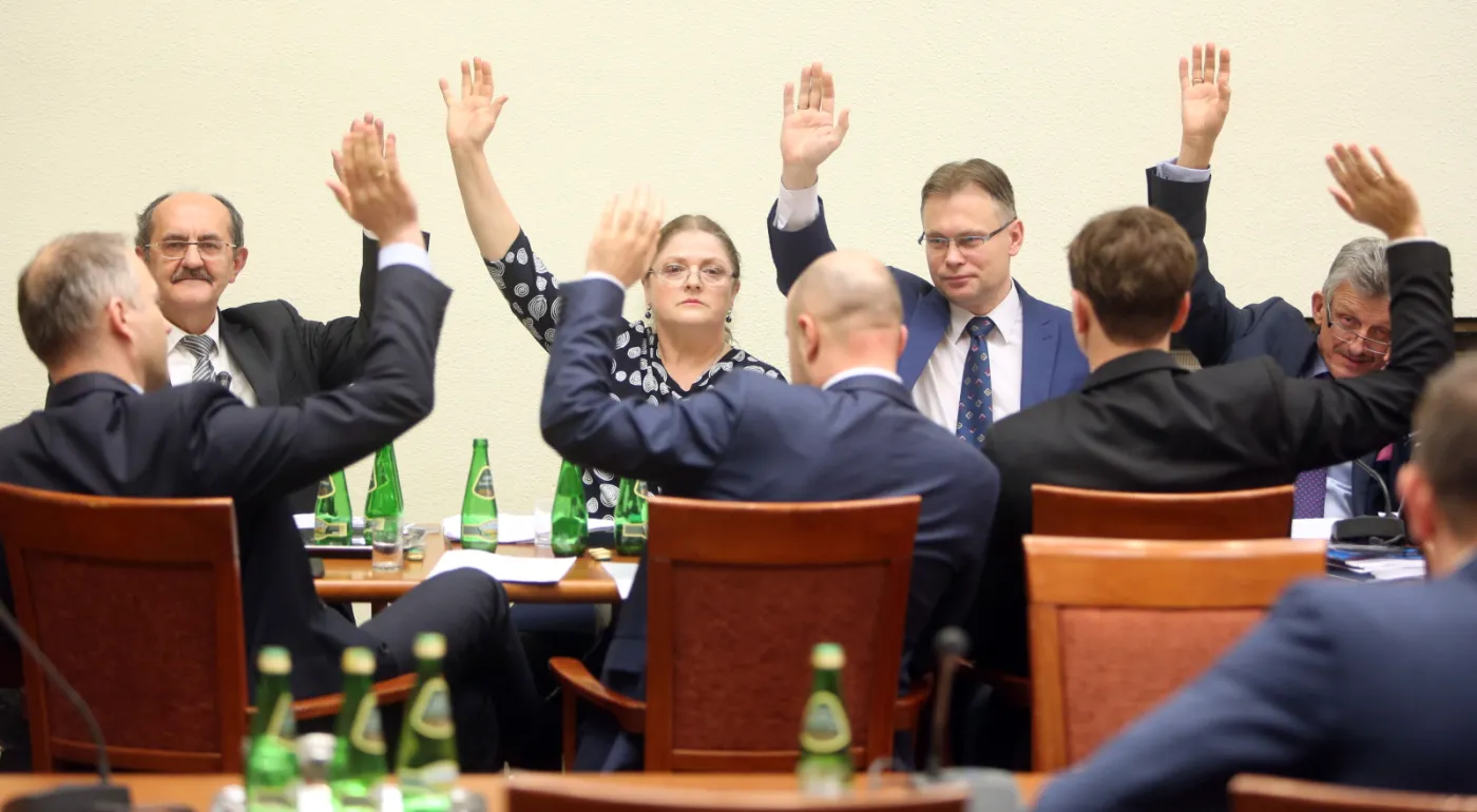 Posłowie Prawa i Sprawiedliwości podczas wieczornego posiedzenia sejmowej Komisji Ustawodawczej w Sejmie. 