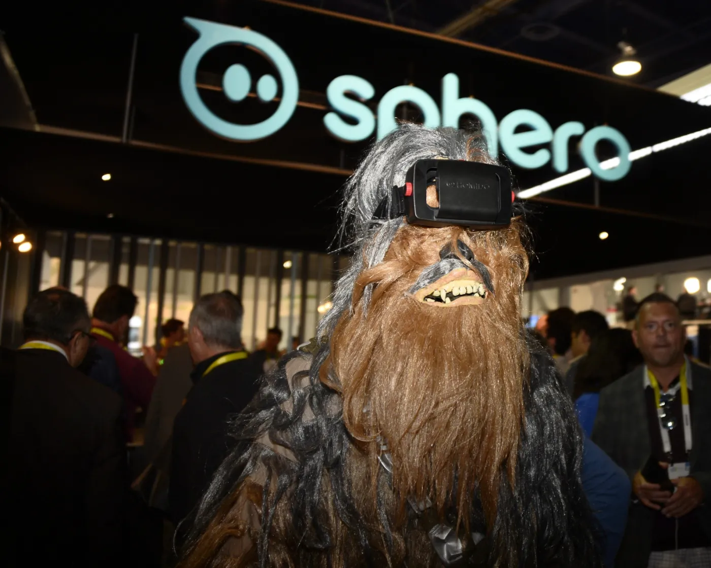 2422660-chewbacca-wears-virtual-reality.jpg