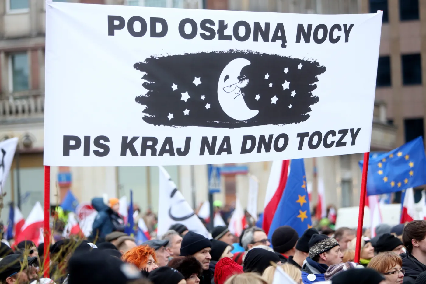 Manifestacje KOD w obronie mediów. Przed siedzibą TVP zgromadziło się ponad 20 tysięcy osób