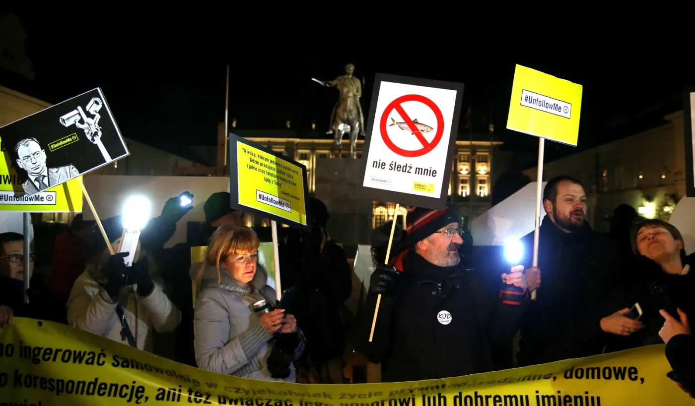 Protest przeciwko inwigilacji pod Pałacem Prezydenckim. Duda zaprosił protestujących do Pałacu