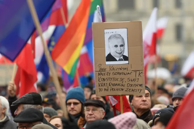 Tysiące ludzi w Warszawie i innych miastach domagały się publikacji orzeczenia TK [ZDJĘCIA]