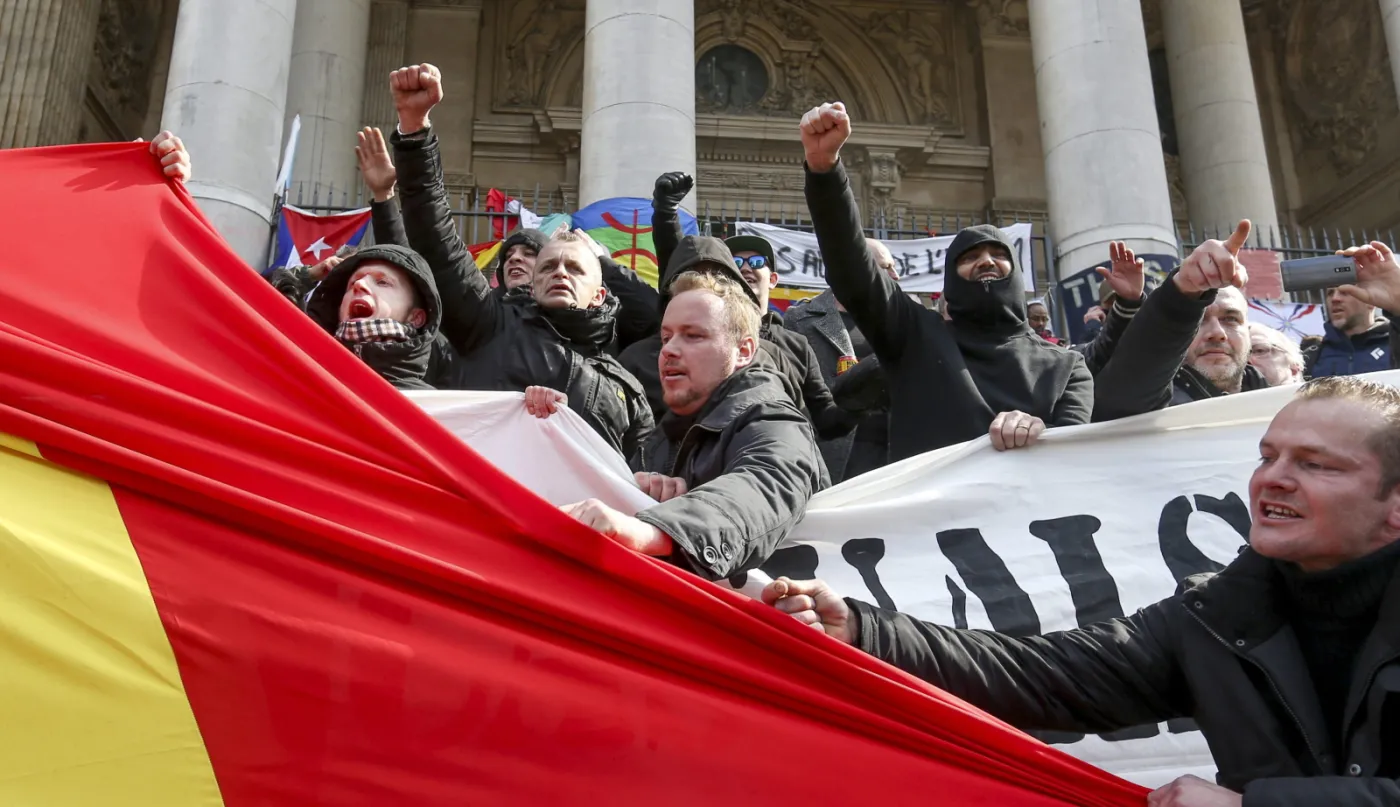 Armatki wodne przeciwko nacjonalistom w Brukseli: Zaczepiali muzułmanki i wykonywali hitlerowskie pozdrowienia